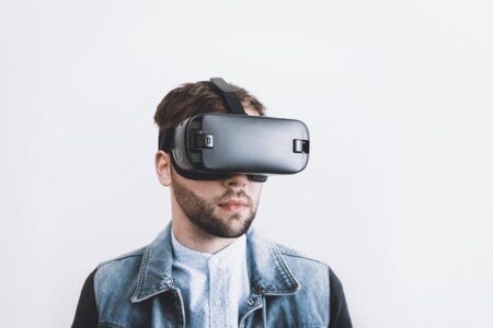 Safe Ways to Introduce Virtual Reality to Children